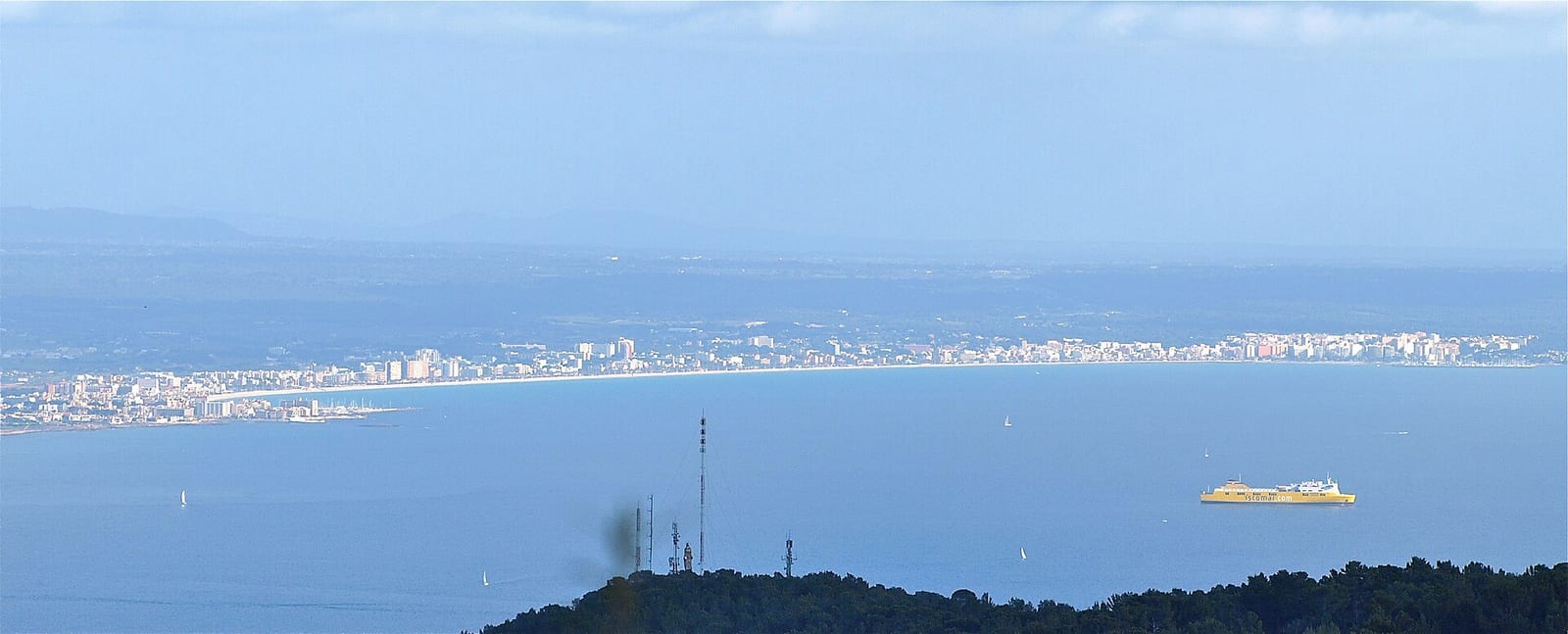 Et bredt panorama over Platja de Palmas strand og hotelfaciliteter langs Palmas bugt